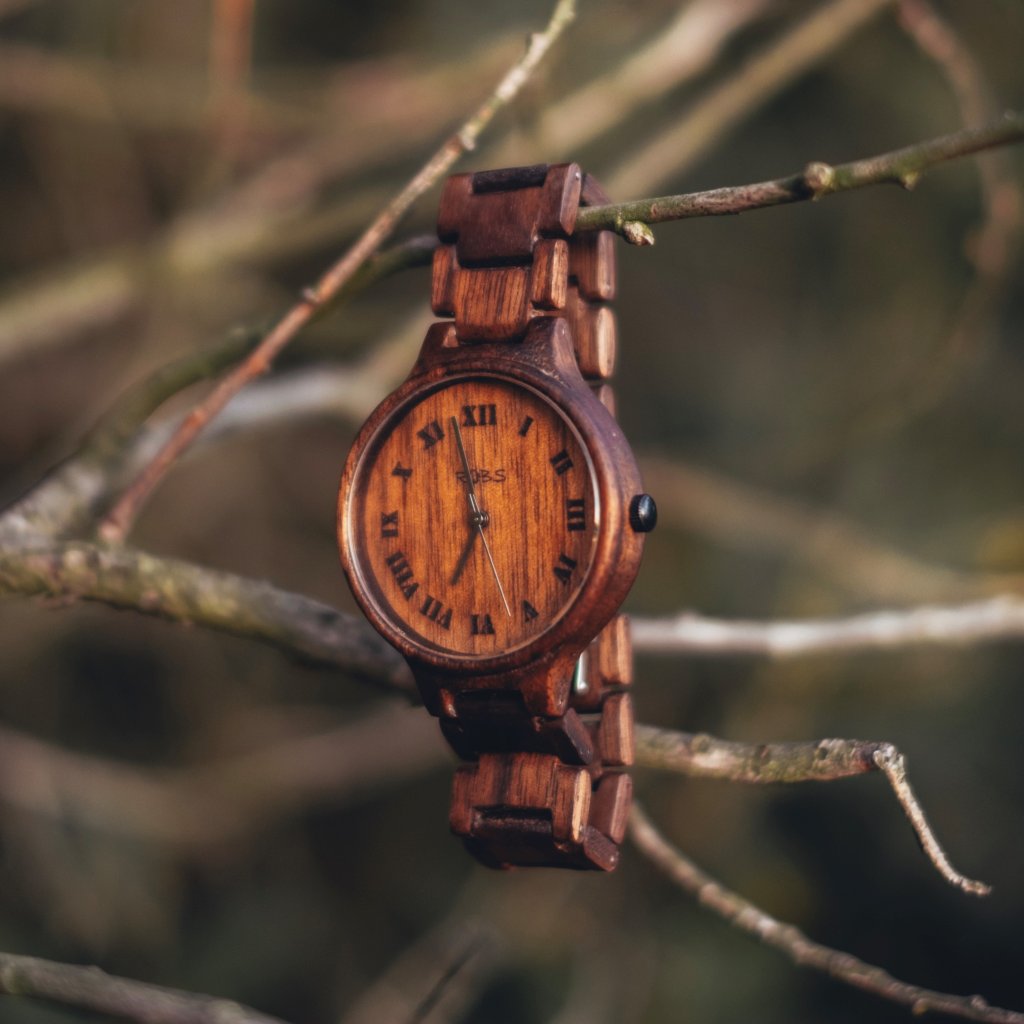 Tmavé dřevěné hodinky